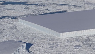 Ученые из NASA показали больше фото странного прямоугольного айсберга