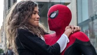 В «Давай поженимся!» пришел жених Человек-паук и раздал всем деньги