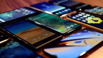Продажи смартфонов в России рухнули на 50%
