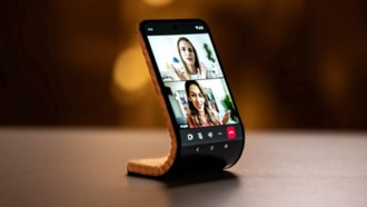 Motorola представила гибкий смартфон, который можно носить на запястье