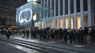 Фанаты Apple выстроились в очередь, чтобы потратить 3499 долларов на гарнитуру Vision Pro
